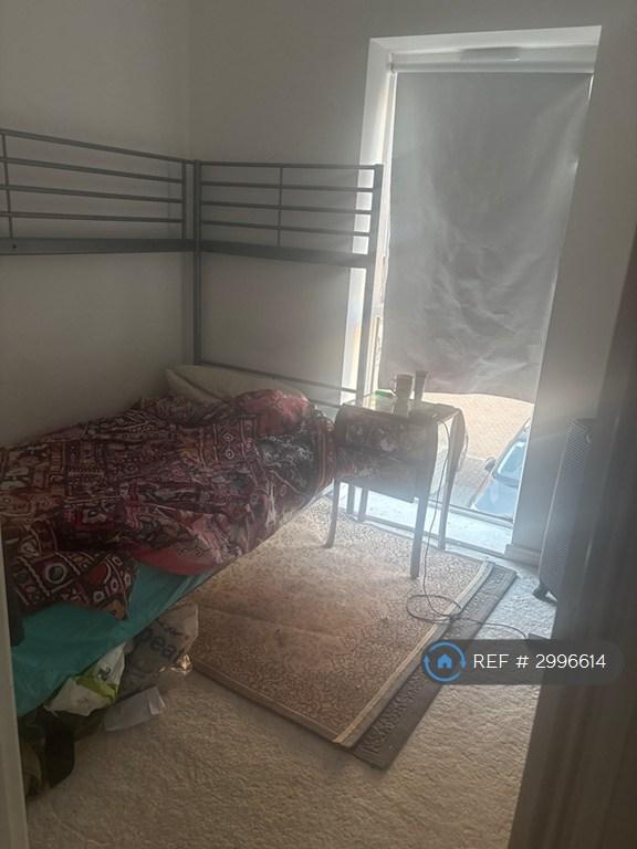 Room Dovestone Close in Thurrock