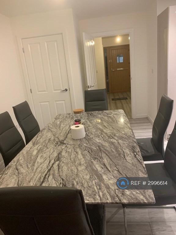 Room Dovestone Close in Thurrock