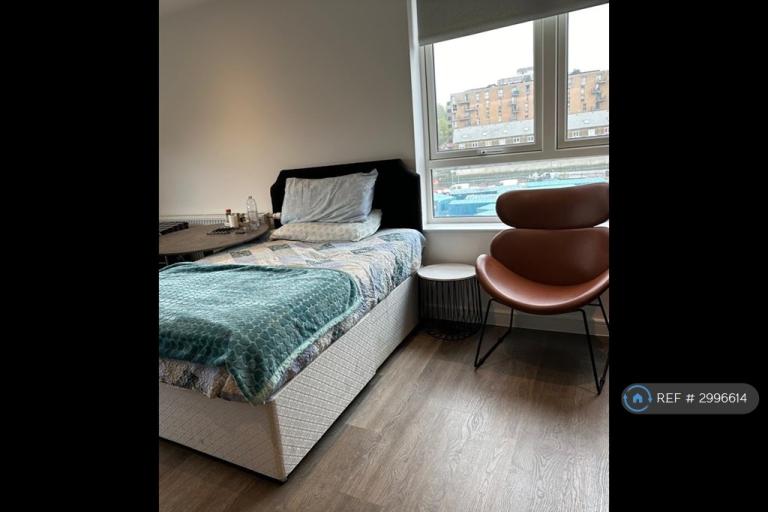 Room Dovestone Close in Thurrock
