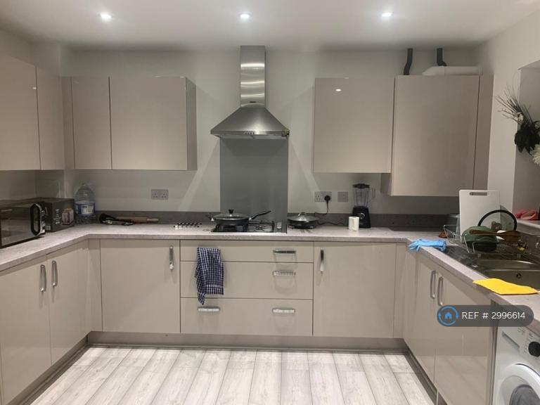 Room Dovestone Close in Thurrock