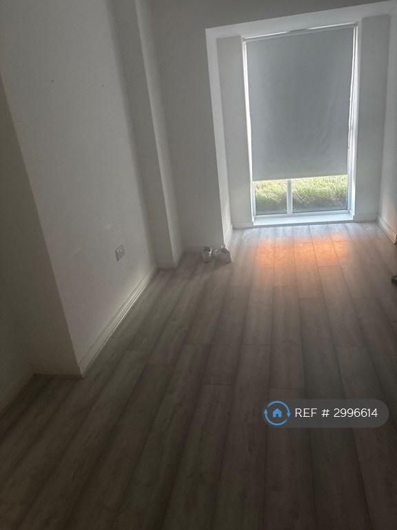 Room Dovestone Close in Thurrock