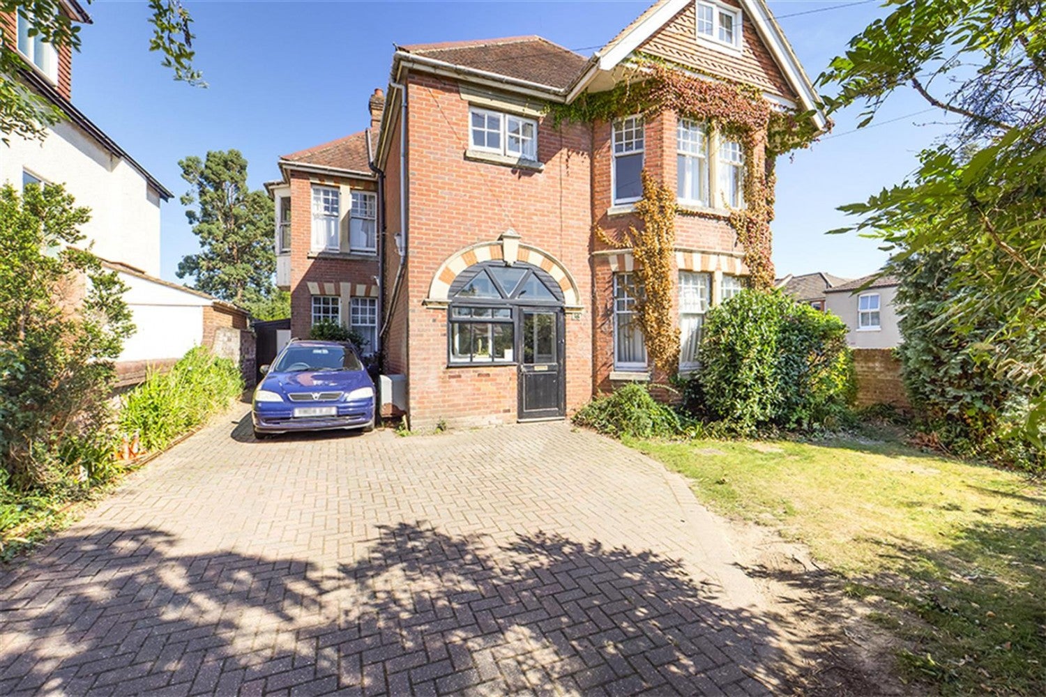 Flat Thornbury Avenue in Southampton