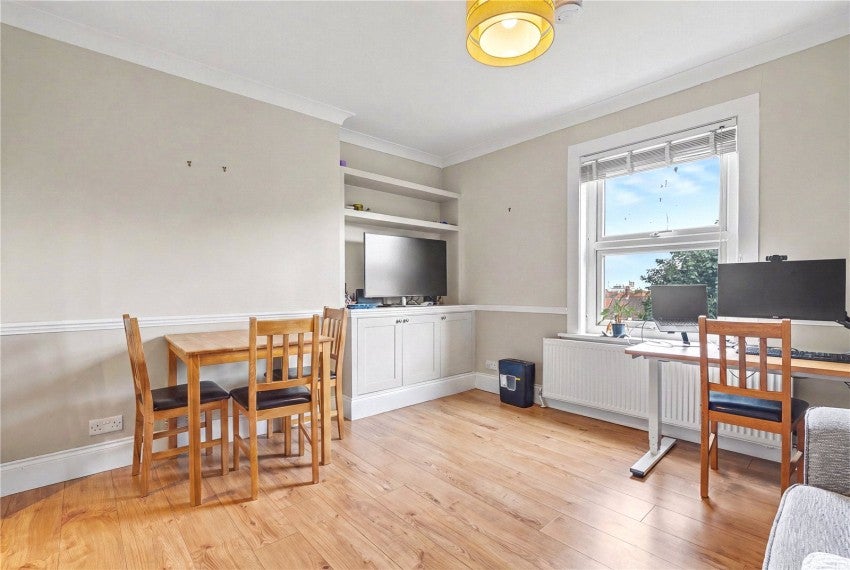 Flat Cumberland Park in Greater London