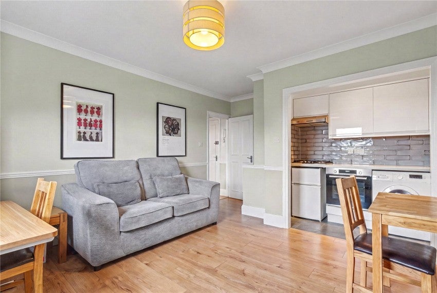 Flat Cumberland Park in Greater London