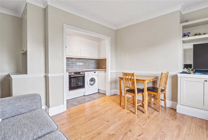 Flat Cumberland Park in Greater London