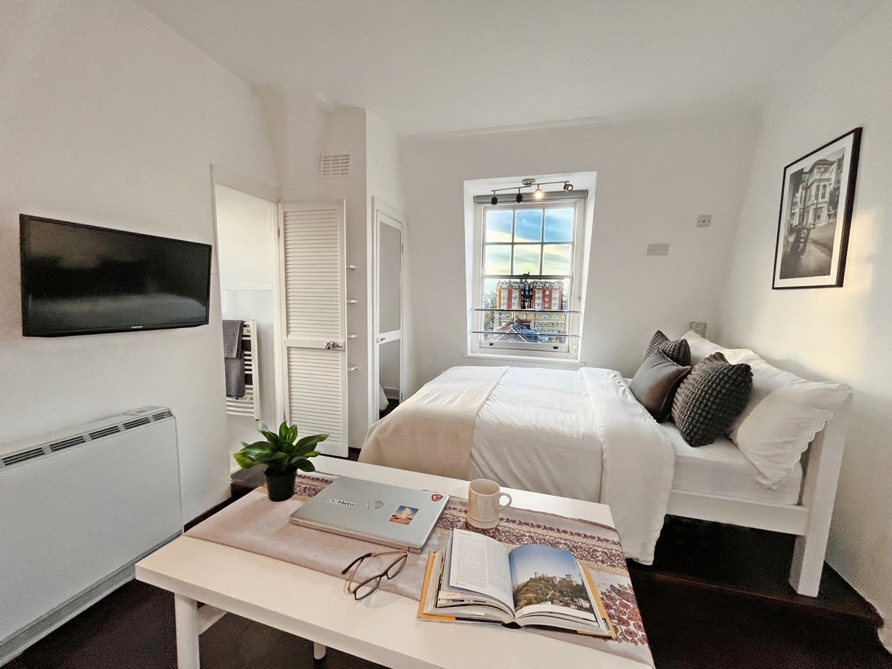 Flat Orme Court in City of Westminster