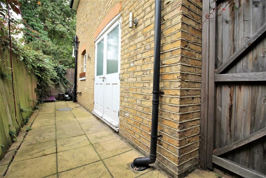 House Mutrix Road in Greater London