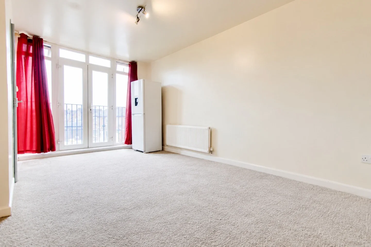 Flat Heathfield Road in Greater London