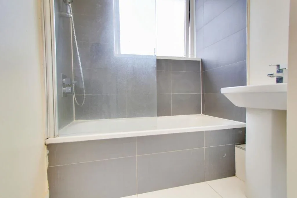 Flat Heathfield Road in Greater London