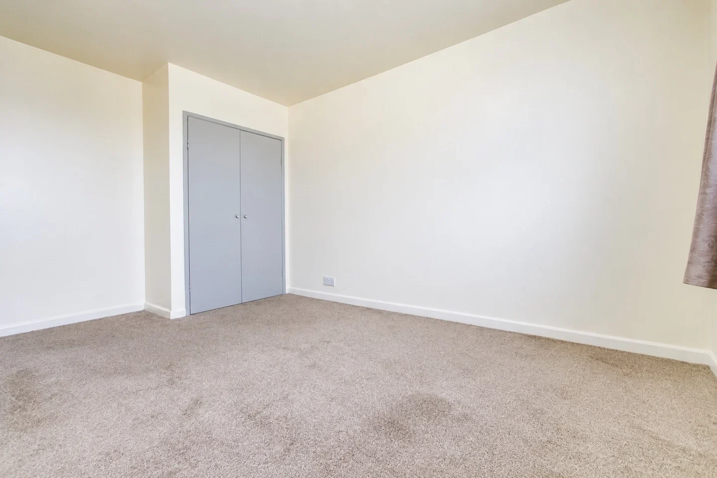 Flat Heathfield Road in Greater London