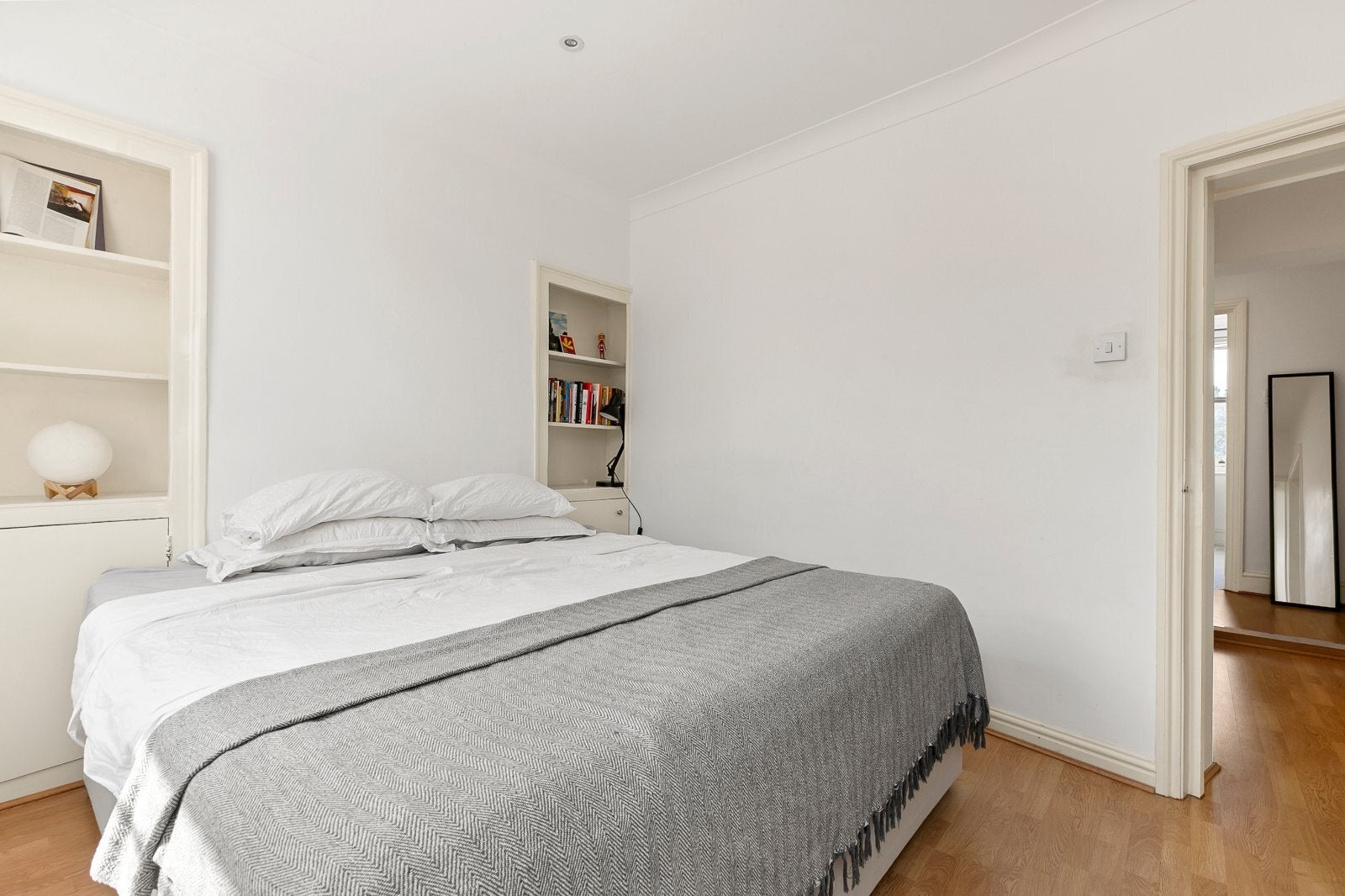 Flat Chapel Market in Greater London