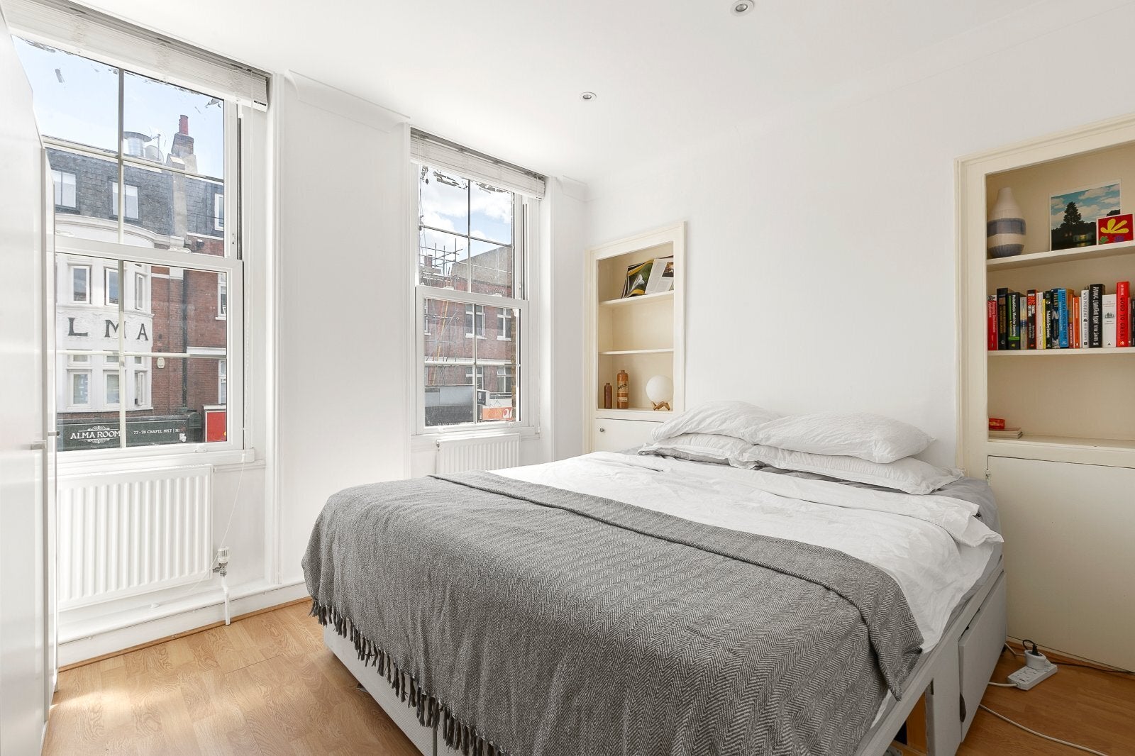 Flat Chapel Market in Greater London