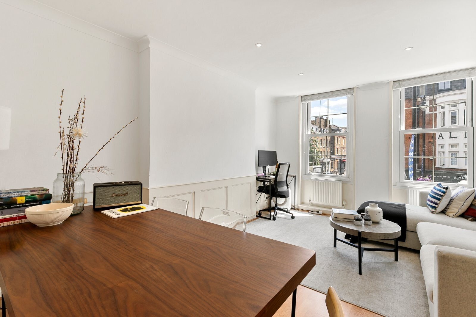 Flat Chapel Market in Greater London