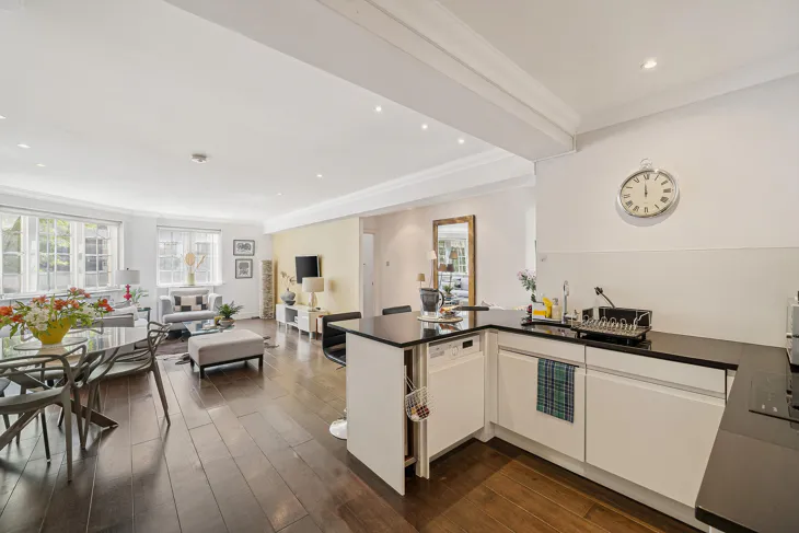 Flat Kensington High Street in Greater London