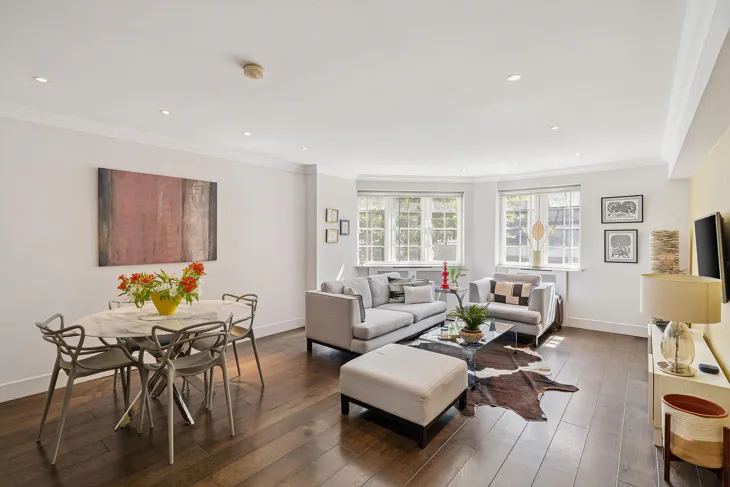 Flat Kensington High Street in Greater London