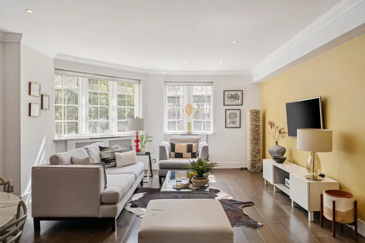 Flat Kensington High Street in Greater London