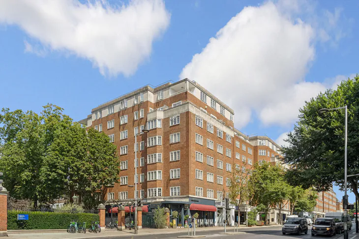 Flat Kensington High Street in Greater London