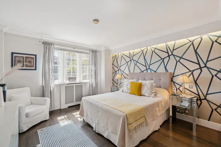 Flat Kensington High Street in Greater London