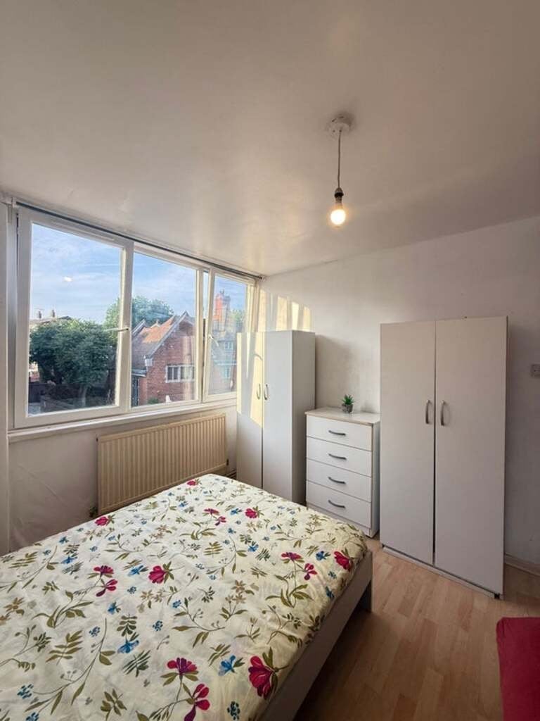 Room Poplar High Street in Greater London