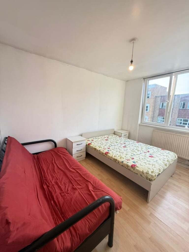 Room Poplar High Street in Greater London
