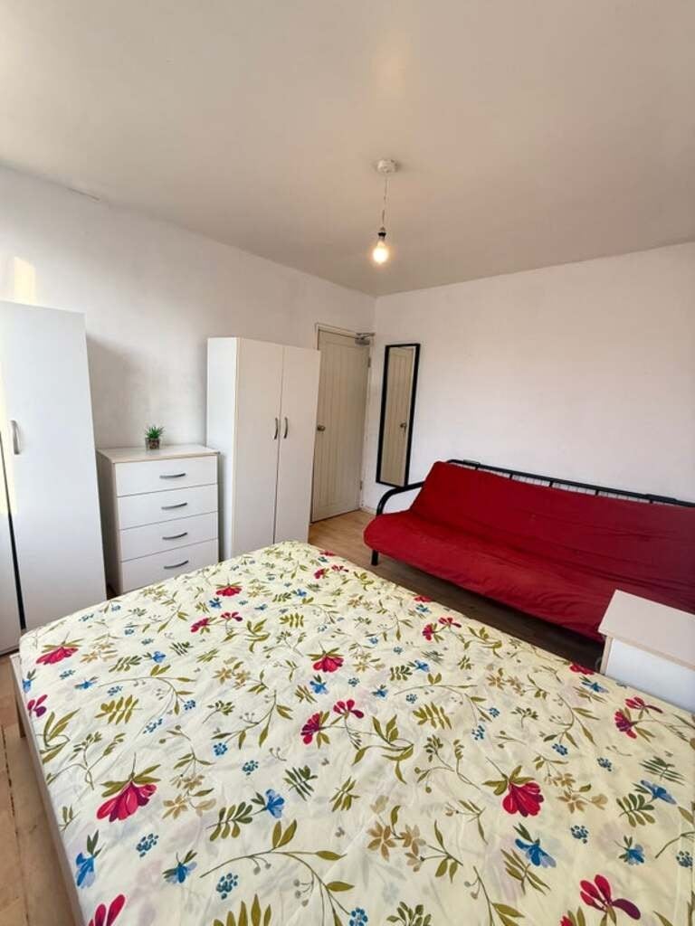 Room Poplar High Street in Greater London