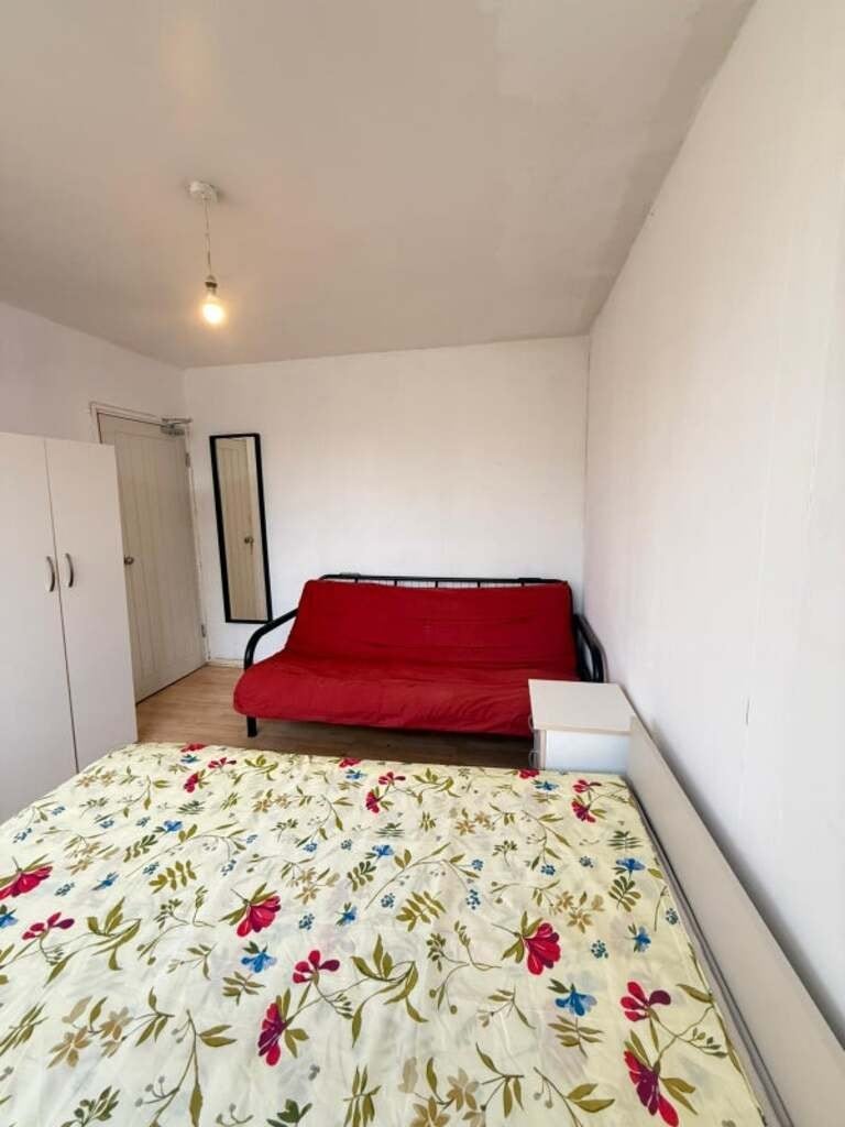 Room Poplar High Street in Greater London