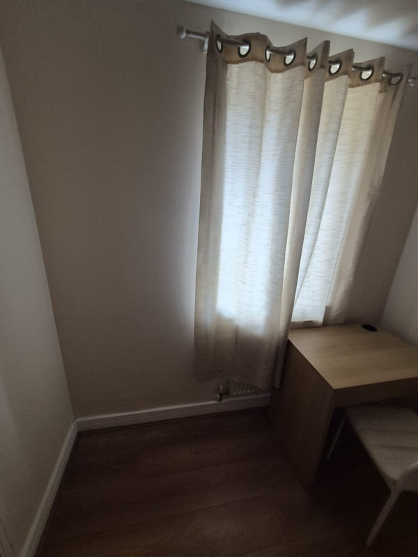 Room Newport Avenue in Greater London