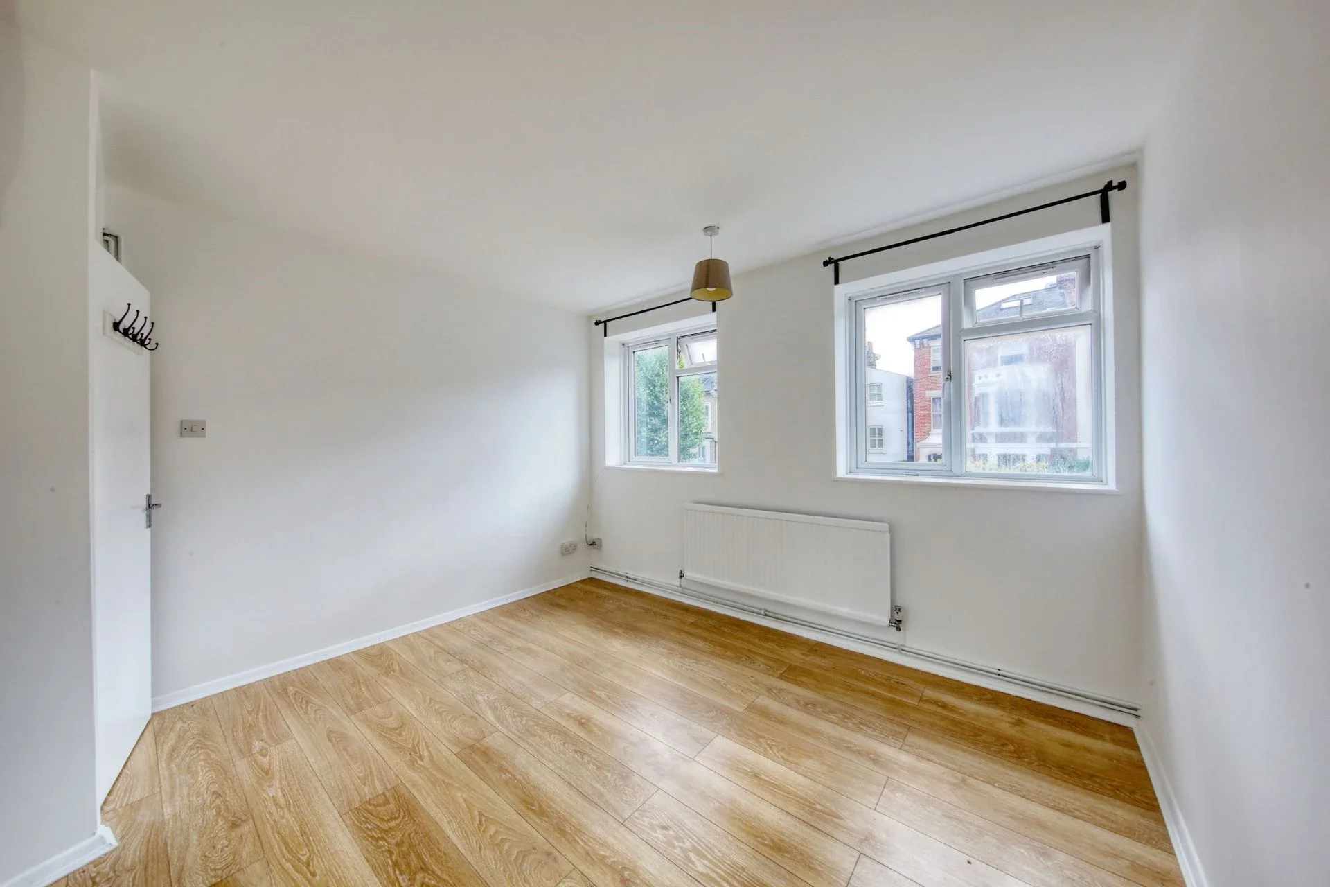Flat Rosehill Road in Greater London