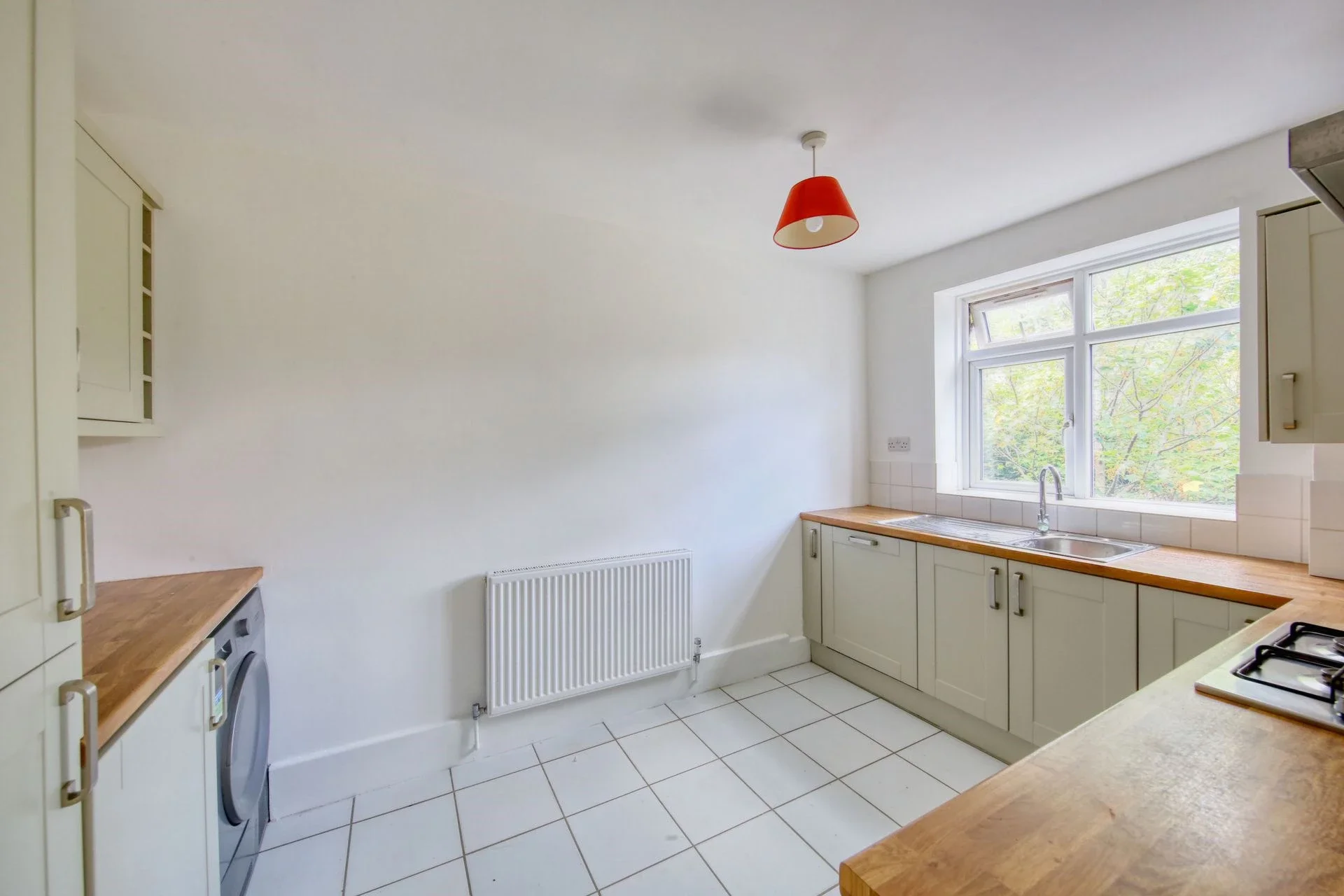 Flat Rosehill Road in Greater London