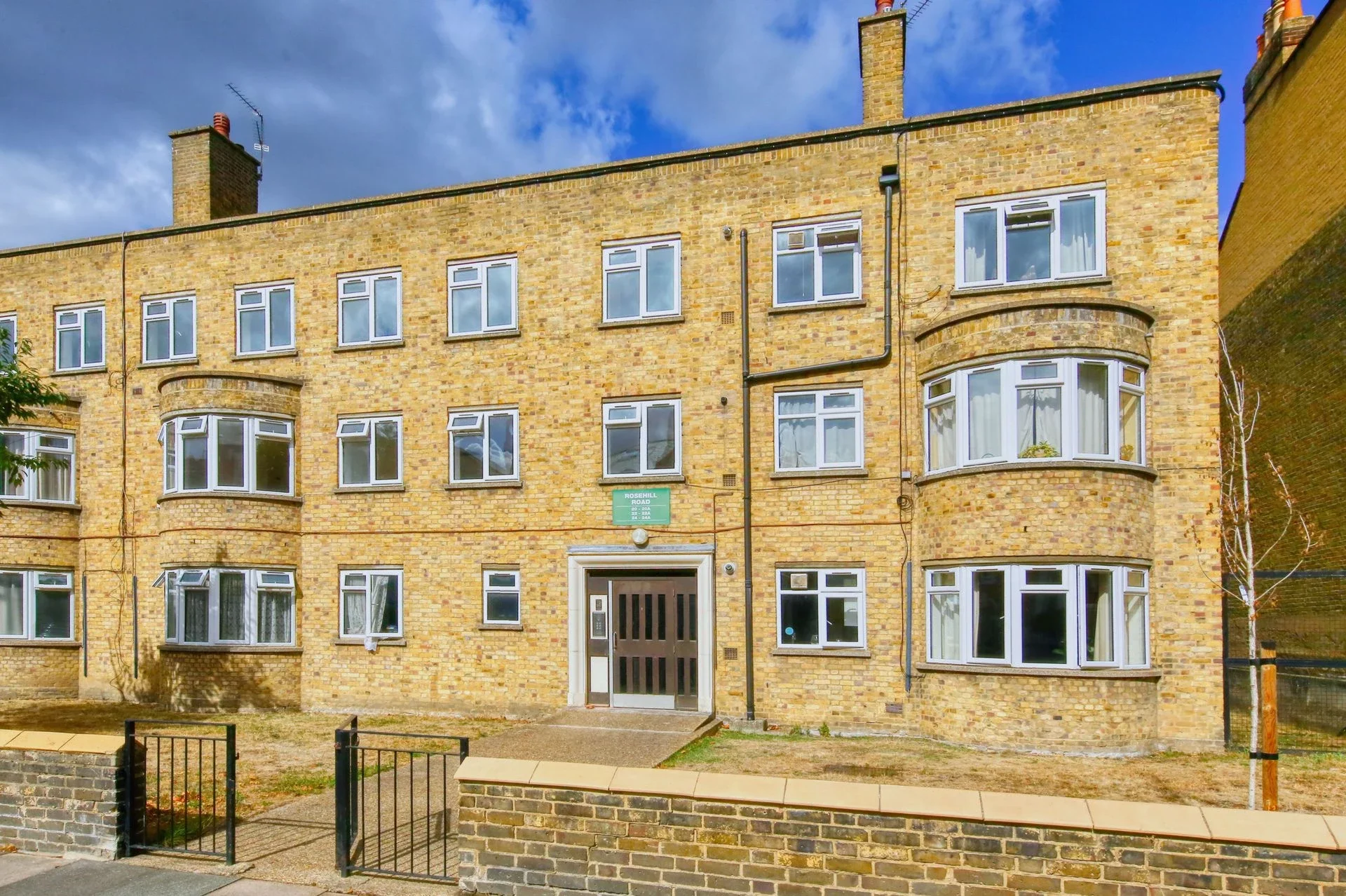 Flat Rosehill Road in Greater London