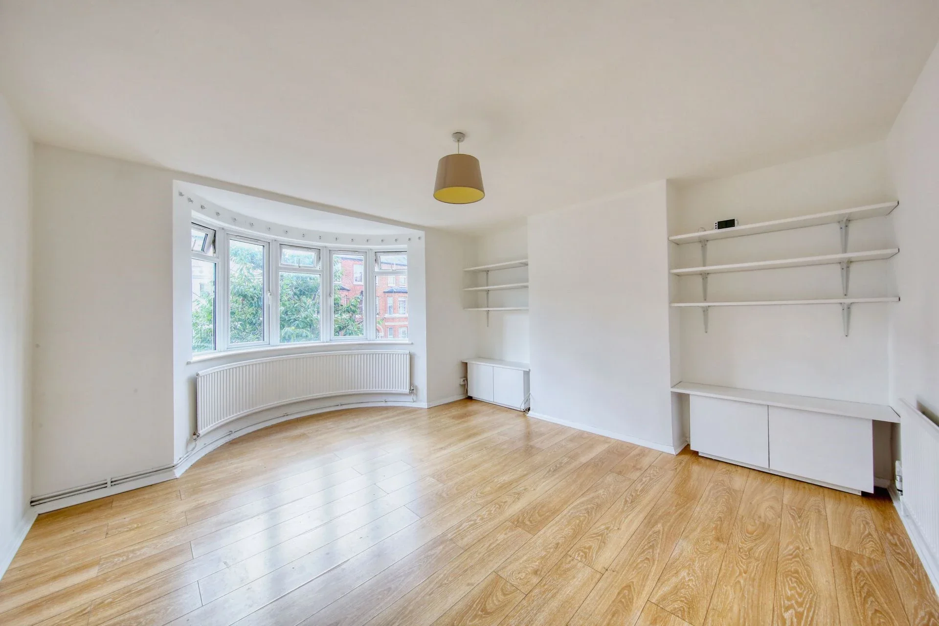 Flat Rosehill Road in Greater London