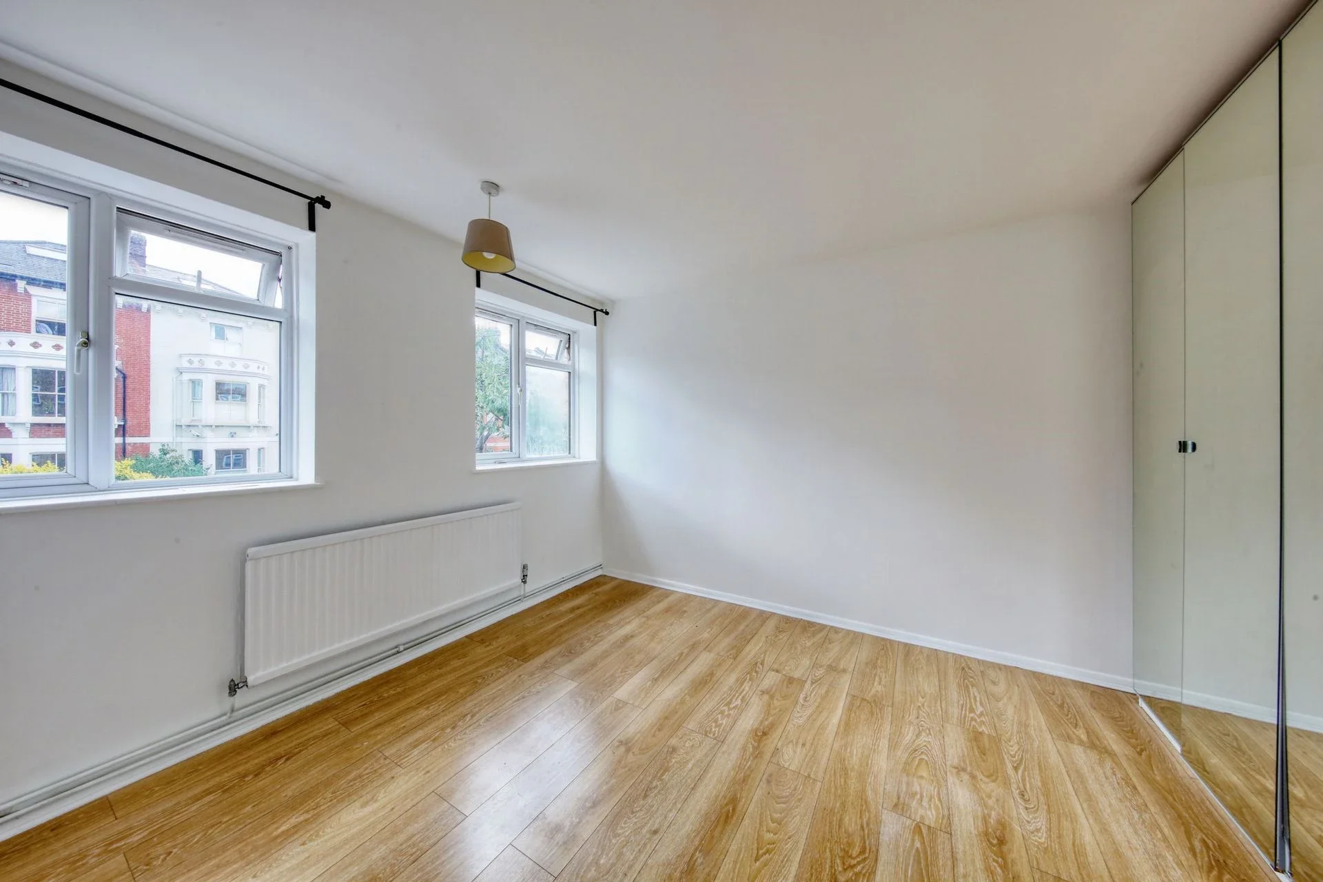 Flat Rosehill Road in Greater London