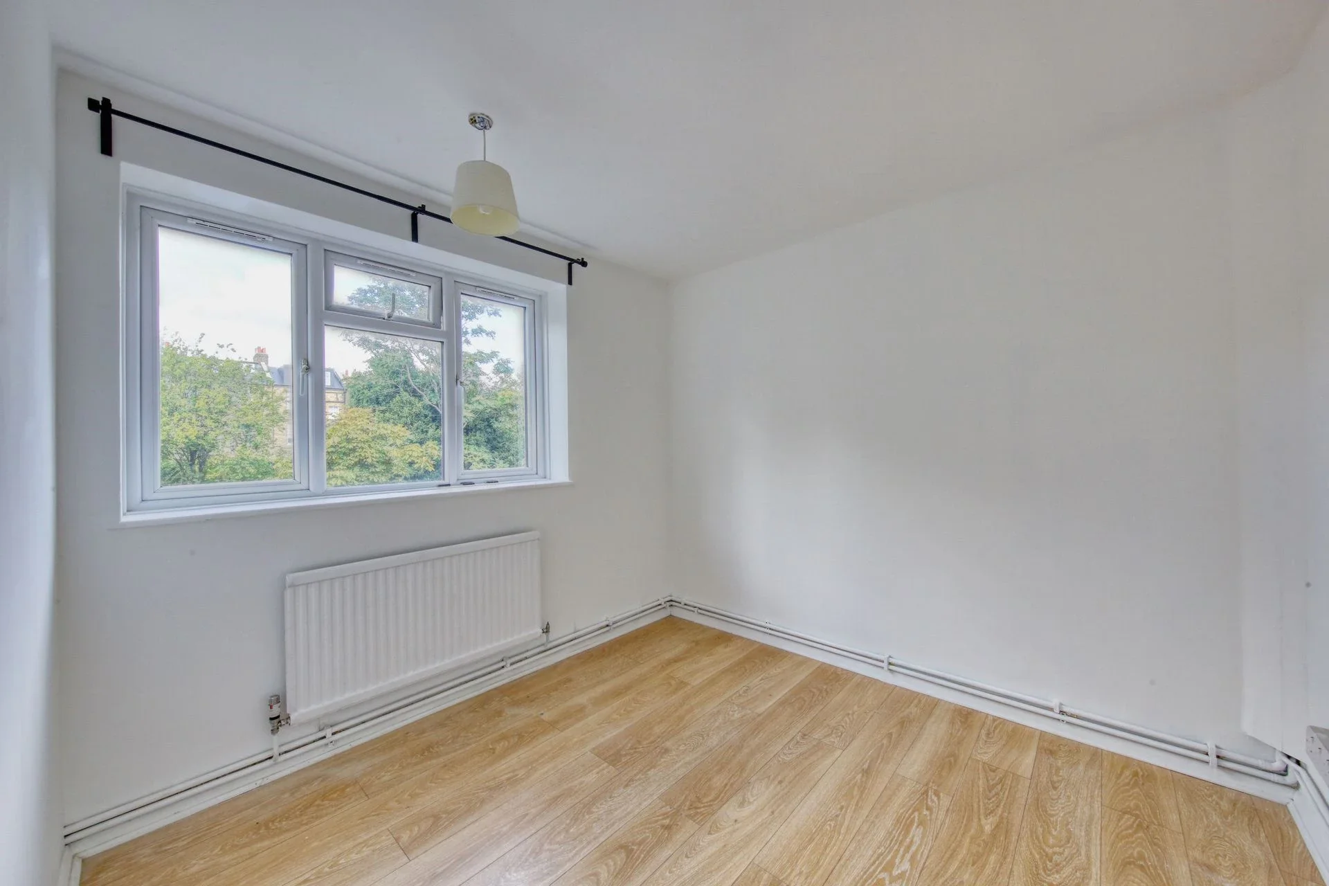 Flat Rosehill Road in Greater London