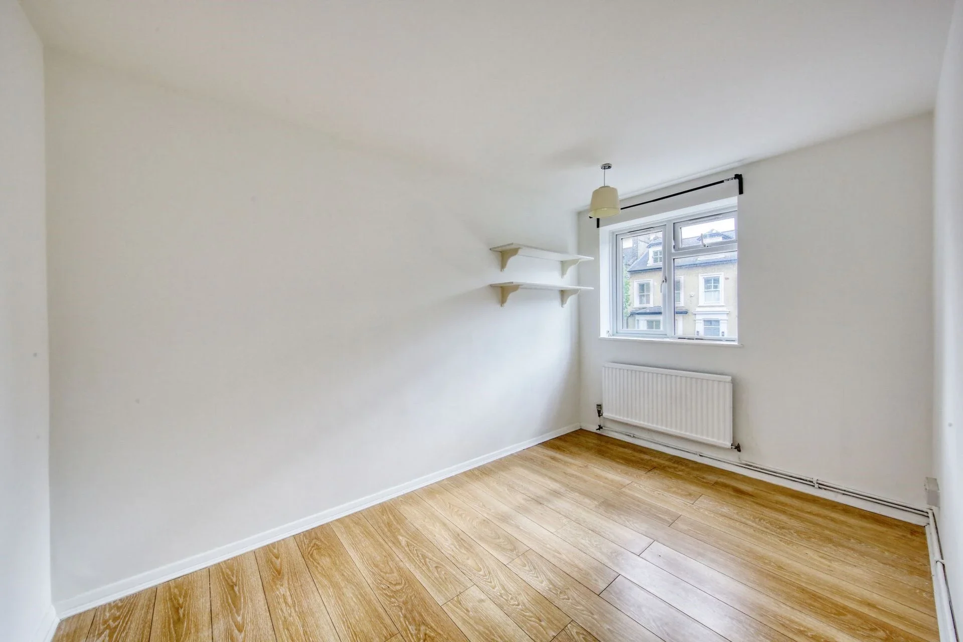 Flat Rosehill Road in Greater London