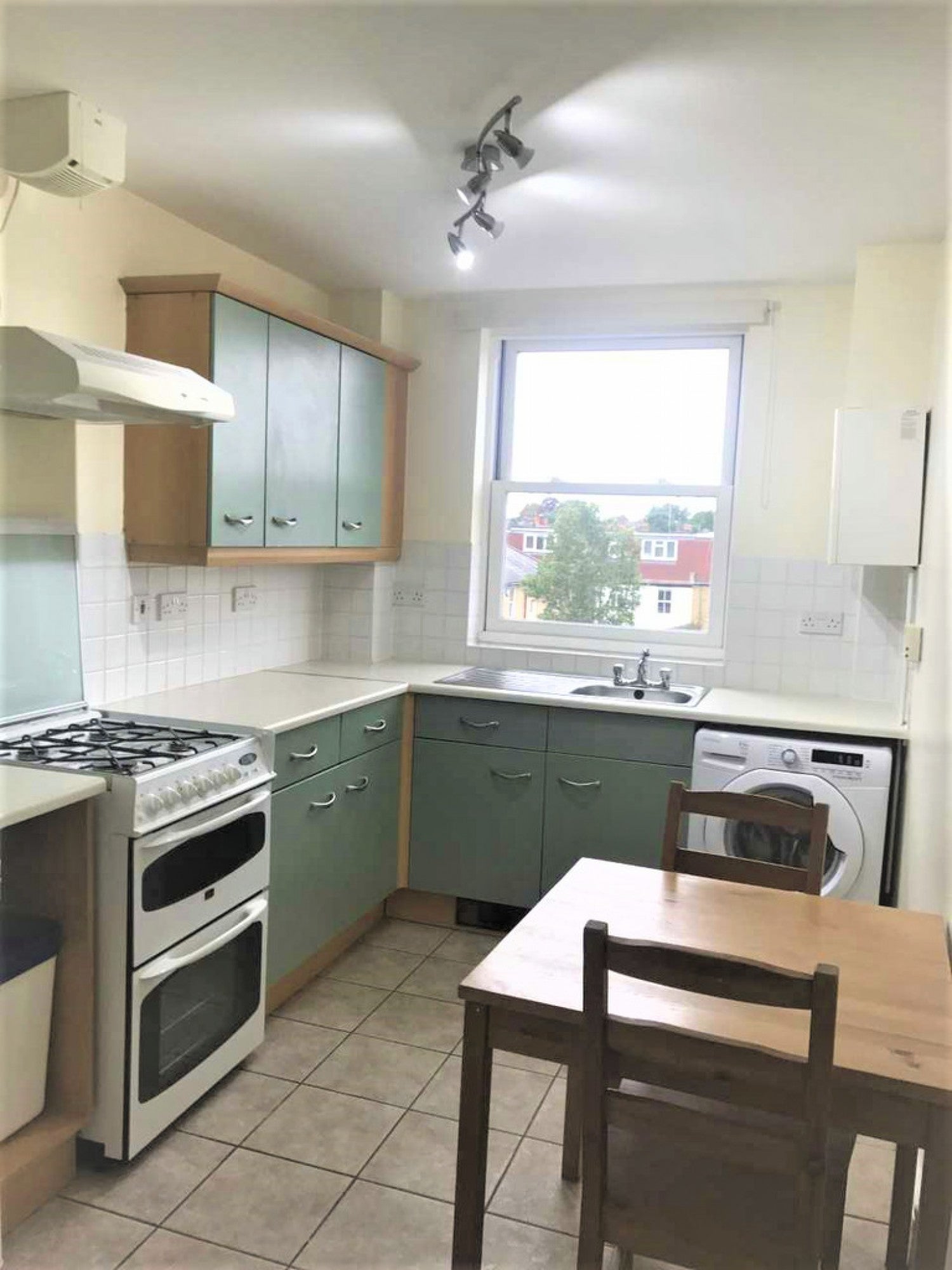 Flat Mereway Road in Greater London