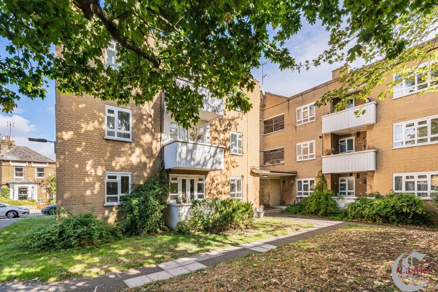 Flat Lynton Road in Greater London
