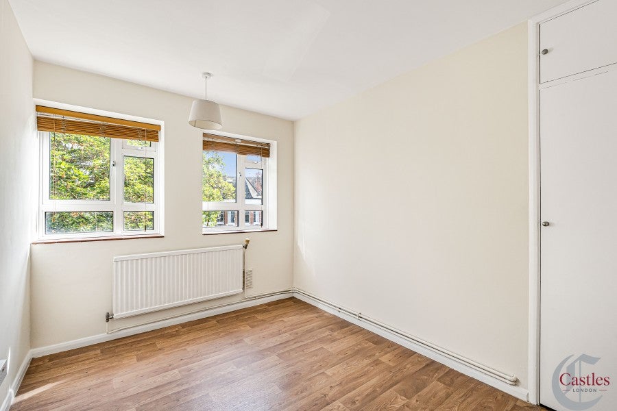 Flat Lynton Road in Greater London