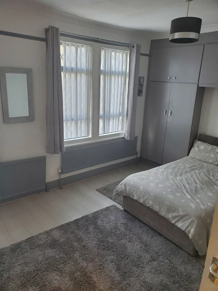 Room Selkirk Road in Greater London