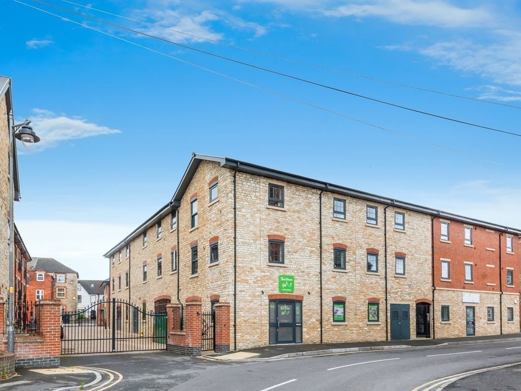Flat Britannia Place in Swindon