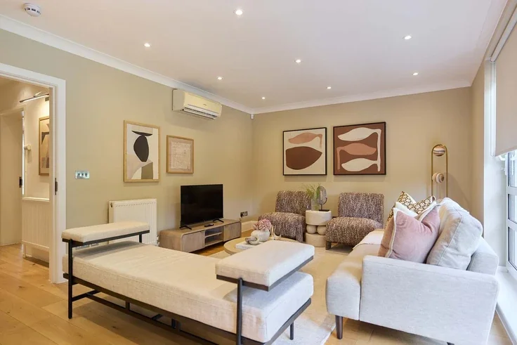 House Queensmead in Greater London