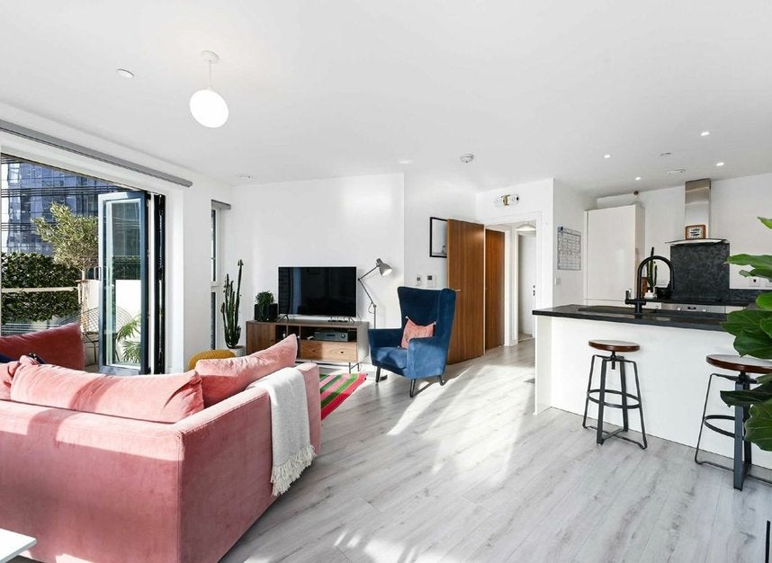 Flat New Drum Street in Greater London