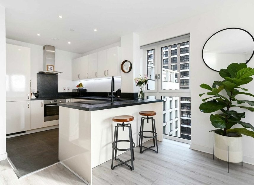Flat New Drum Street in Greater London