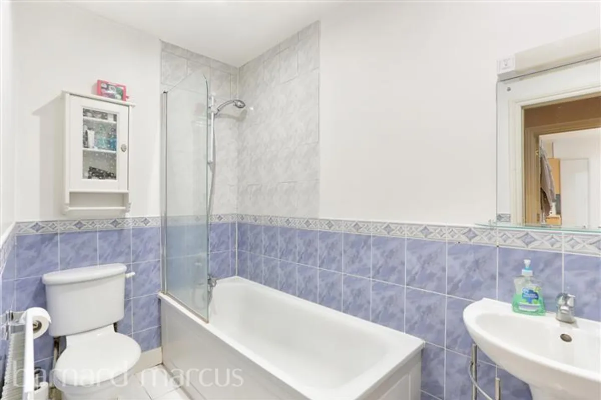 Flat Dryden Court in Greater London