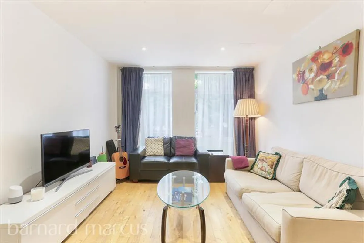 Flat Dryden Court in Greater London