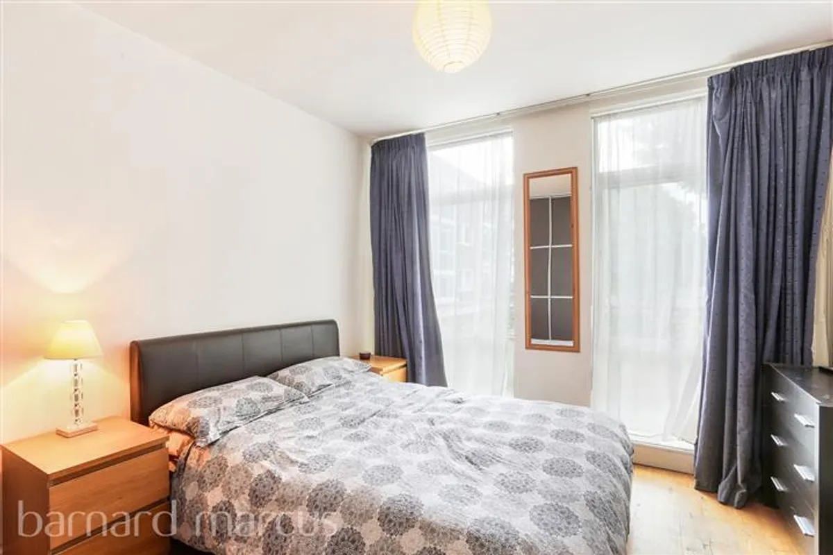 Flat Dryden Court in Greater London