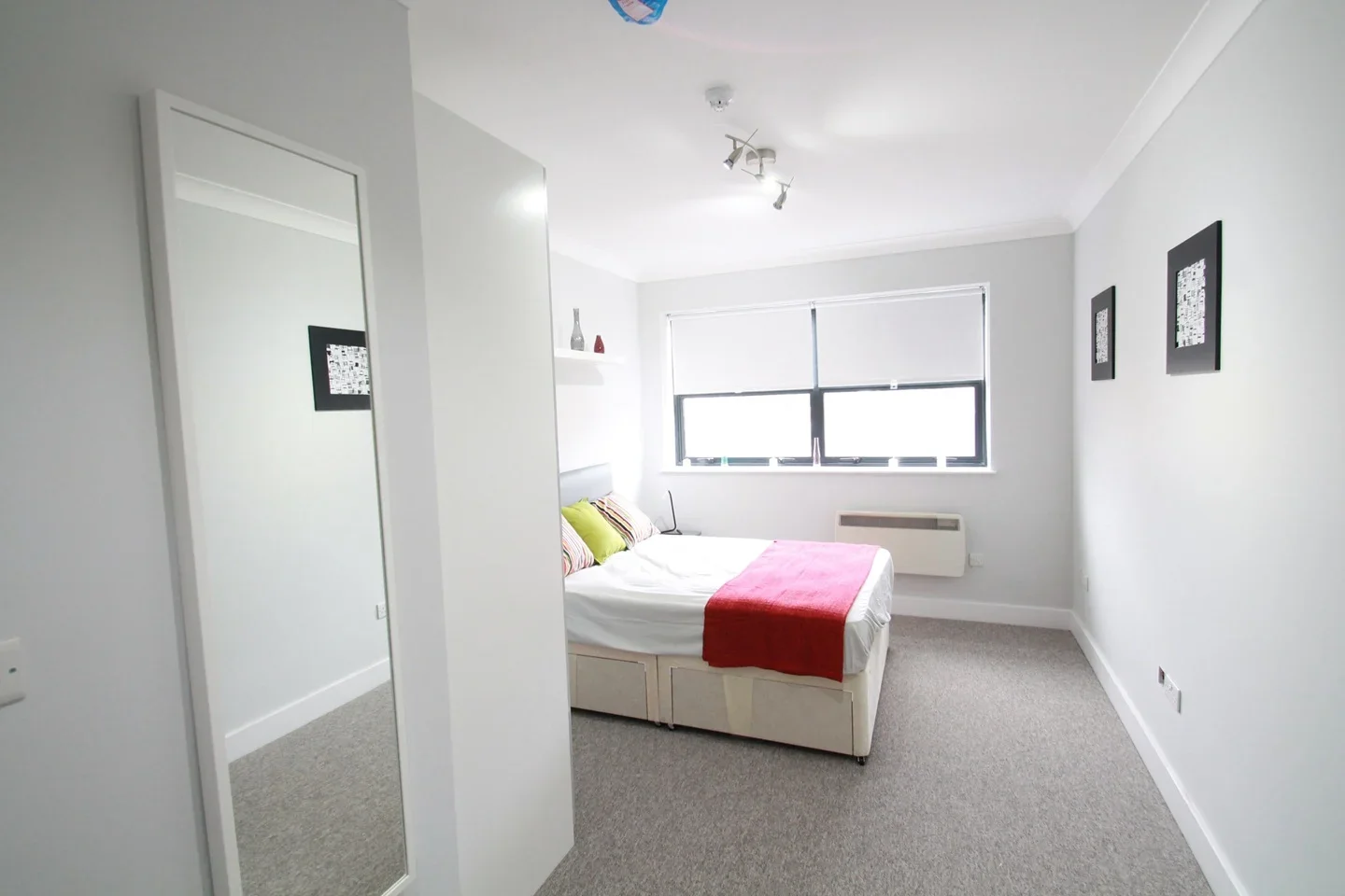 Flat Turner Road in Greater London