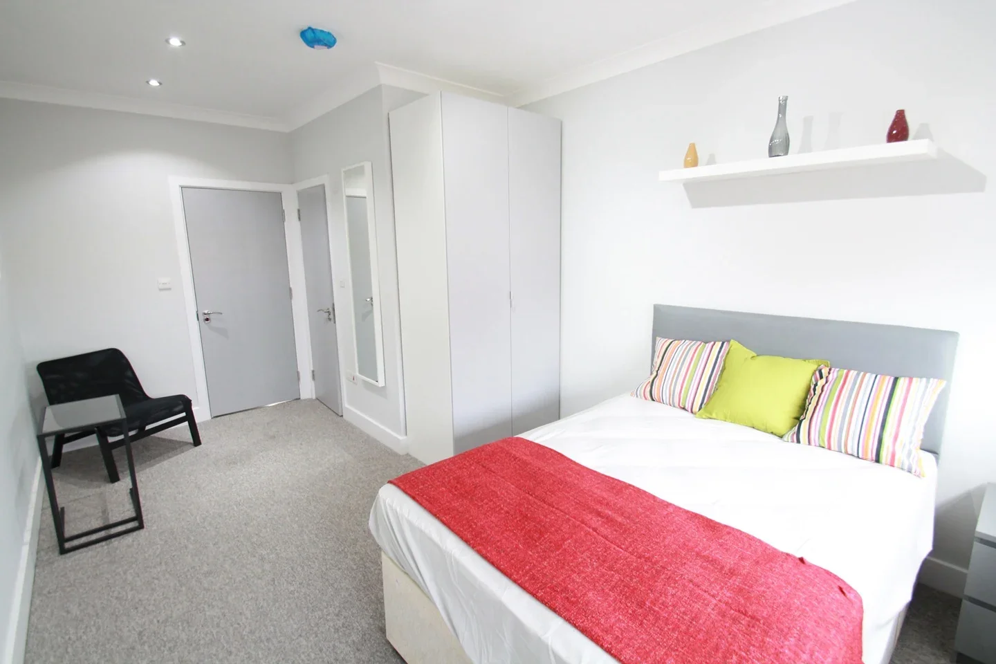 Flat Turner Road in Greater London