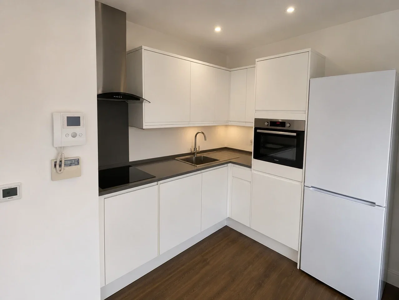 Flat Grange Road in Greater London