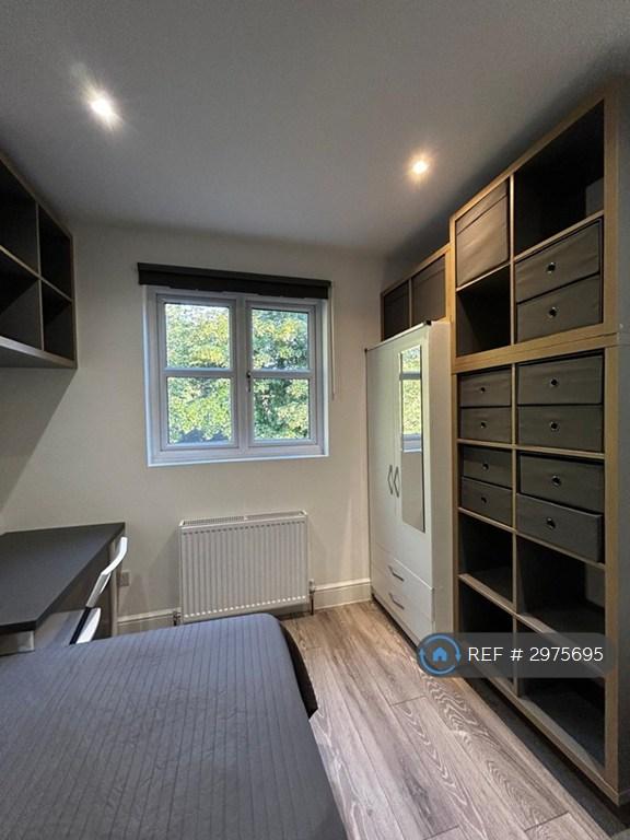 Room Hillside Road in Luton