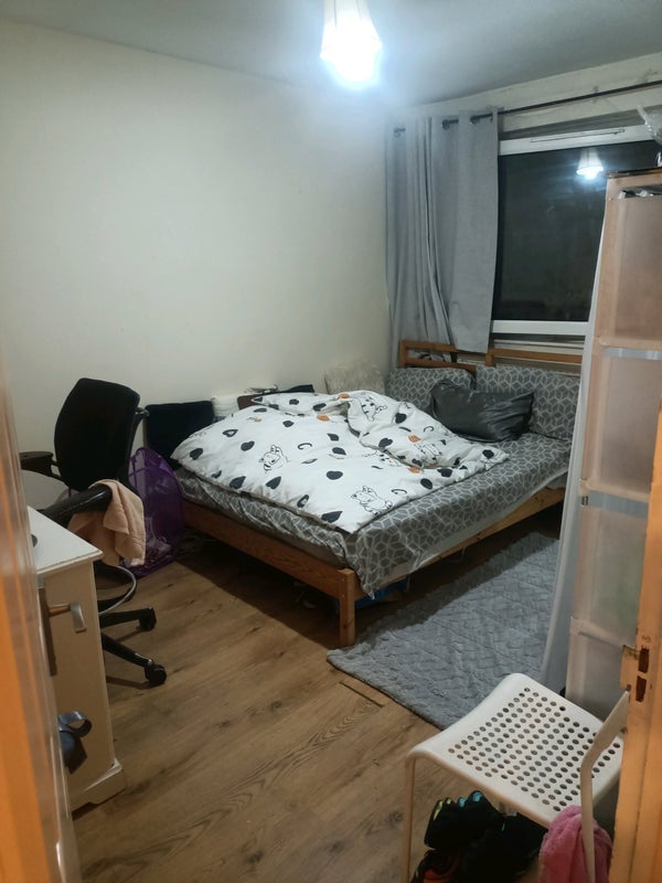 Room Burdett Road in Greater London